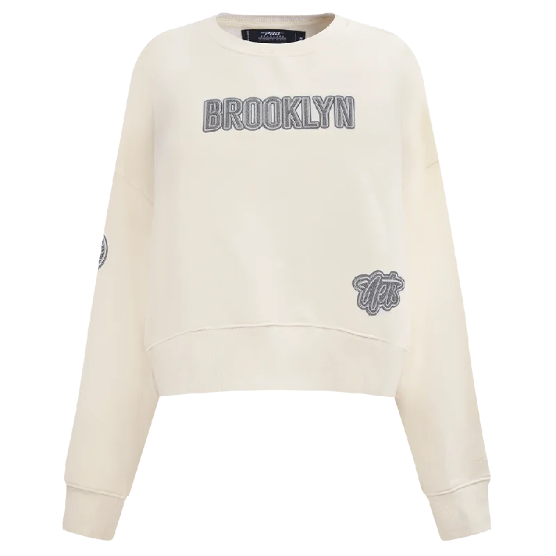 SUDADERA DE CUELLO REDONDO NBA BROOKLYN NETS REVERSE FRENCH TERRY PARA MUJER