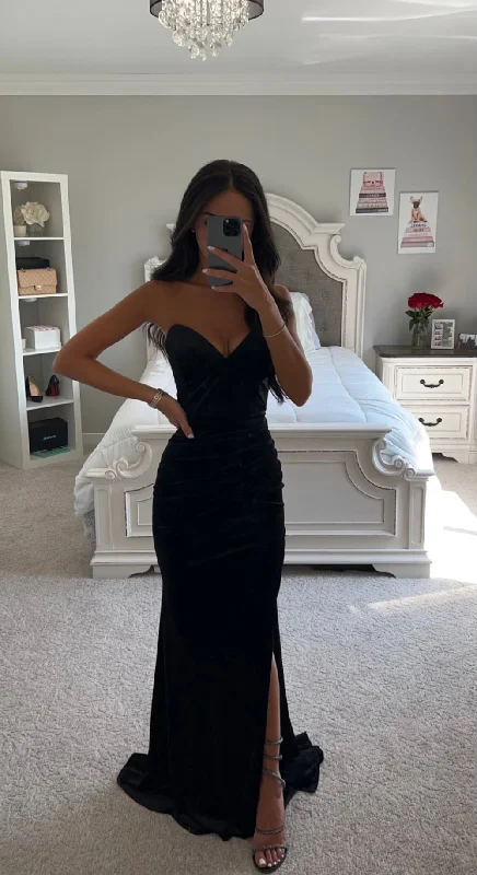 New Markdowns VELVET STRAPLESS FITTED GOWN